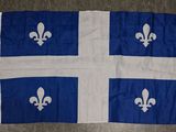 un drapeau bleu et blanc orné d'une croix blanche