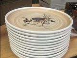 une pile d'assiettes ornées d'un oiseau, posée sur une table