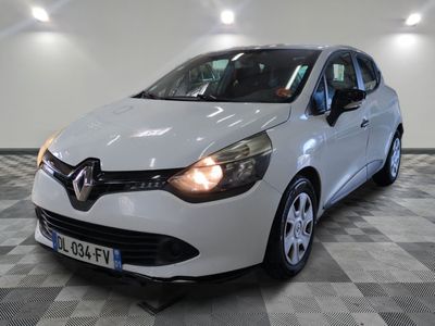 la voiture blanche est garée sur un sol en damier dans le garage