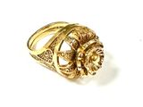 une image d'une bague en or sur fond blanc