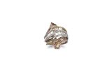 gros plan d'une bague en diamant sur une surface blanche