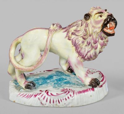 Kleine Löwenfigur Fayence, sandfarbener Scherben. Auf einem …