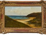 une peinture à l'huile représentant une scène de plage avec un voilier au loin
