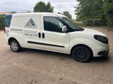 une camionnette blanche garée sur le bord de la route