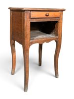 Table de chevet en chêne ouvrant par un tiroir, les pieds ga…