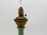 un vase vert surmonté d'un verre