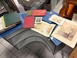 beaucoup de livres sur une table dans une pièce