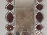 un miroir accroché au mur
