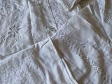 une nappe blanche ornée de motifs brodés