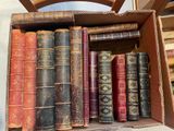 une boîte remplie de vieux livres posée sur une table