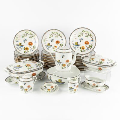 un ensemble d'assiettes et de tasses en porcelaine ornées de fleurs