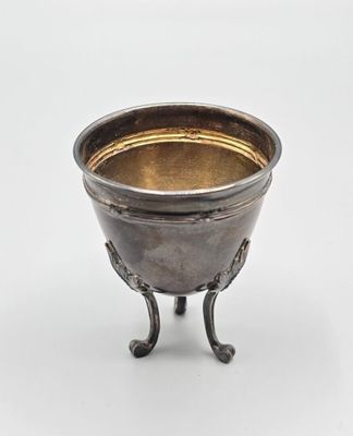 bol plaqué argent sur un socle, sur fond blanc, avec un fond blanc