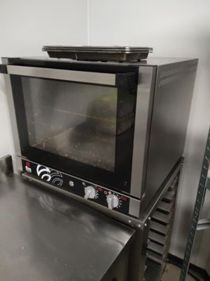 l'image d'un grille-pain four posé sur un comptoir