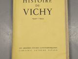 un livre jaune posé sur une table grise