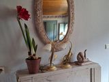 une cheminée surmontée d'un miroir dans un salon