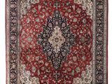 un tapis rouge et noir sur fond blanc