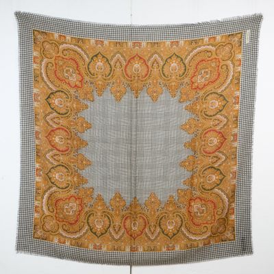 une photo d'un foulard carré accroché à un mur