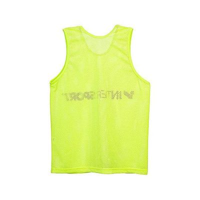 un gros plan d'un gilet jaune sur fond blanc