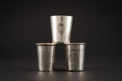trois coupes en argent avec un couvercle en argent et un rebord en argent