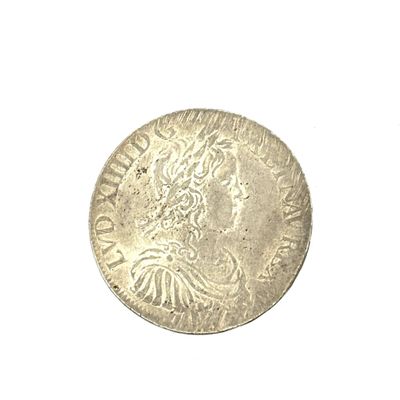 gros plan d'une pièce de monnaie sur une surface blanche avec un fond blanc