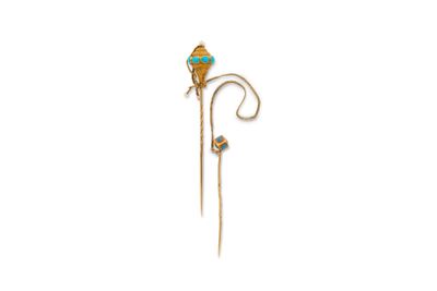 un gros plan sur une broche « broche-broche » en or et turquoise, fixée sur un bâtonnet