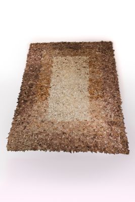 tapis en laine marron et blanche sur fond blanc