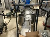 une machine qui est en train de travailler sur quelque chose dans une usine