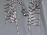 un collier en argent auquel est accrochée une paire de ciseaux