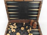 un plateau de backgammon en bois contenant plusieurs pièces en bois