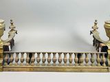 des figurines en laiton représentant des paons et un homme sur un balcon