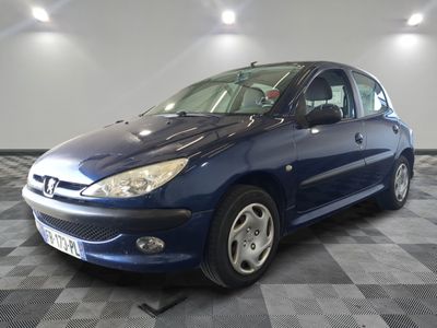 la photo d'une voiture bleue garée dans un garage