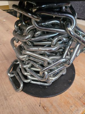 un tas de chaînes posé sur une table en bois