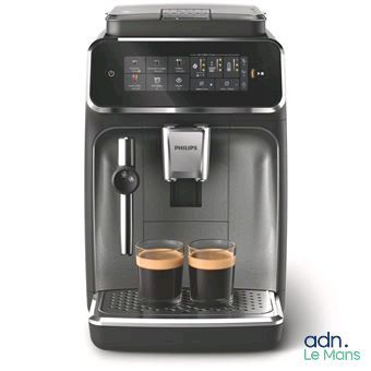 Machine à expresso Philips avec deux tasses de café sur fond blanc