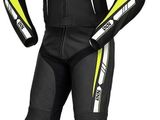 une combinaison de moto noire et jaune sur fond blanc