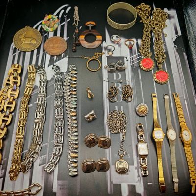 de nombreux modèles différents de montres et de bracelets dans un coffret