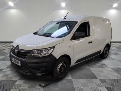 la camionnette blanche est garée sur le sol en damier d'une pièce