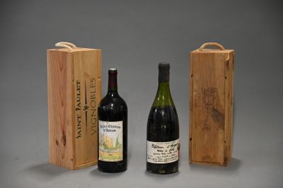 deux bouteilles de vin dans un coffret en bois et une bouteille de vin dans une boîte en bois