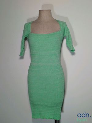 une robe verte sur un mannequin, un mannequin, un mannequin, un mannequin, un mannequin, un mannequin, un mannequin, un mannequin, un mannequin