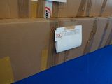de nombreux cartons empilés sur le sol