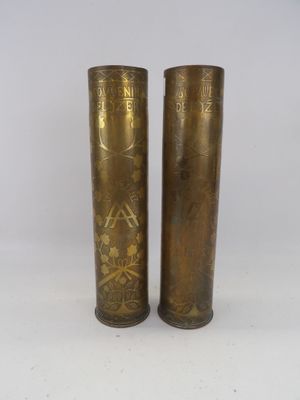 une paire de vases anciens en laiton sur fond blanc