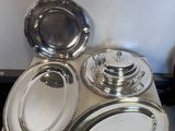 une table sur laquelle sont posées plusieurs assiettes en argent