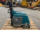 une machine posée sur une palette dans un entrepôt