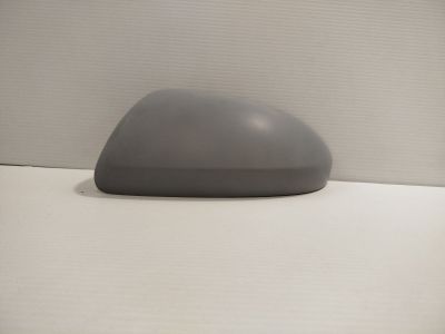 un objet gris posé sur une surface blanche