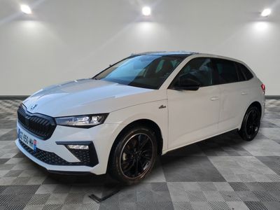 un SUV blanc de marque Ske garé sur un sol à damier