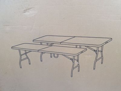 une boîte sur laquelle figurent trois tableaux et une boîte sur laquelle figurent deux tableaux
