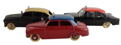 trois petites voitures sur lesquelles sont posées des planches de surf