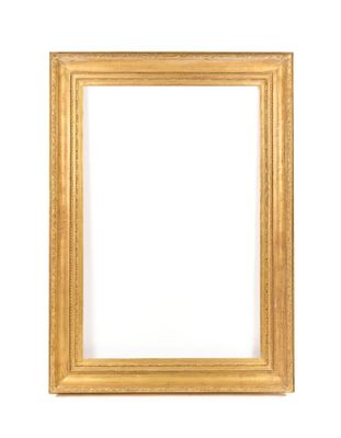 un cadre doré sur un mur blanc, avec un fond blanc