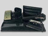 un ensemble de bureau en cuir noir comprenant un porte-monnaie, un porte-stylo, un portefeuille et d'autres articles de bureau