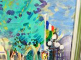 un tableau sur le mur d'une pièce avec un tableau sur le mur