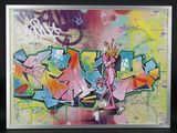 tableau représentant une femme coiffée d'une couronne, debout devant un mur recouvert de graffitis